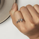 Women wearing a anchor Chain Ring