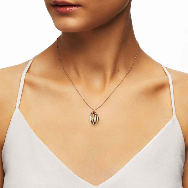 Gold Cowrie Pendant Necklace on women’s neck